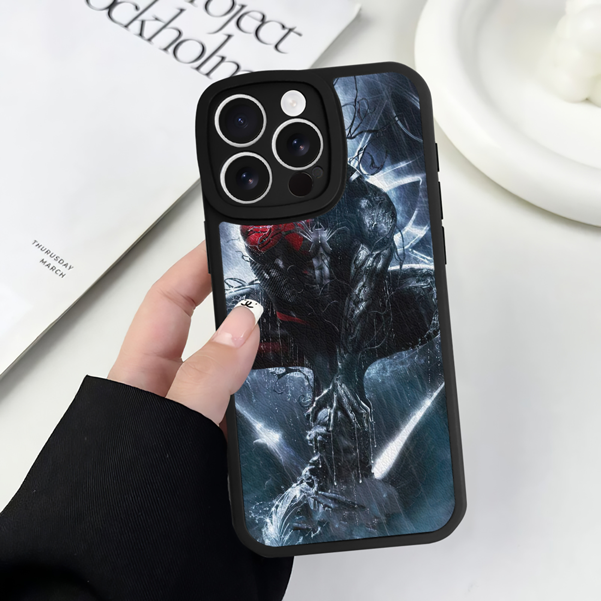 （画像用） Spider Man スパイダーマン 【iPhone 16シリーズ対応】シリコンスマホケース（レザー調） 材質：シリコン
